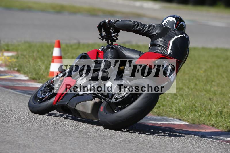 /Archiv-2024/29 12.06.2024 MOTO.CH Track Day ADR/Gruppe blau/35